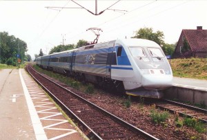 SJ X2000 gör uppehåll för möte i Billeberga i juni, 2000